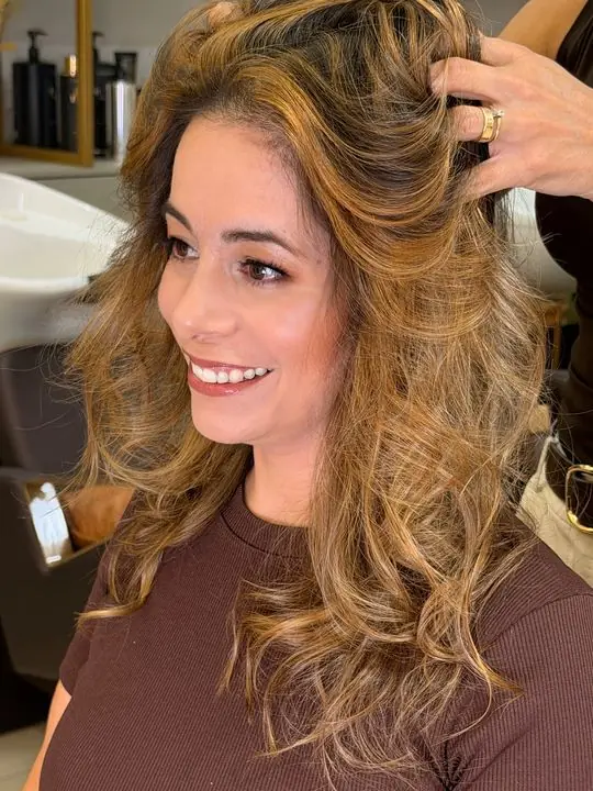 Moreno iluminado com mechas caramelo feito no studio
