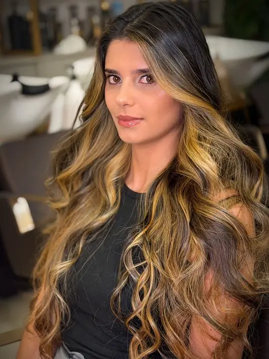 Moreno iluminado com ondas