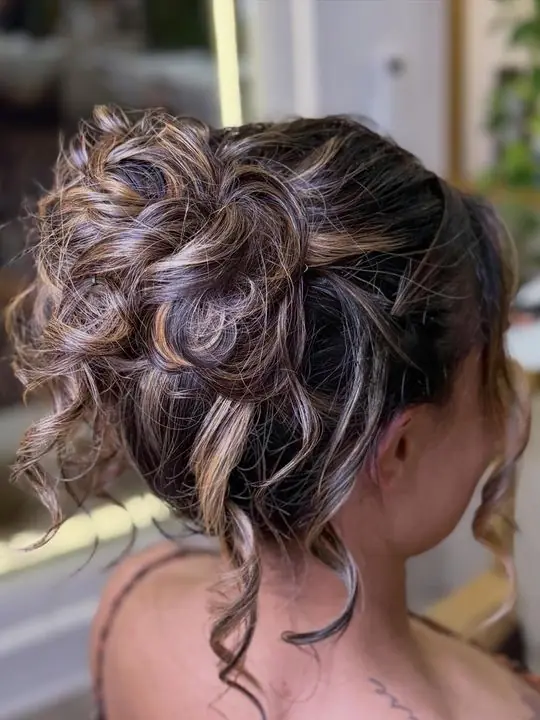 Penteado de madrinha feito no studio
